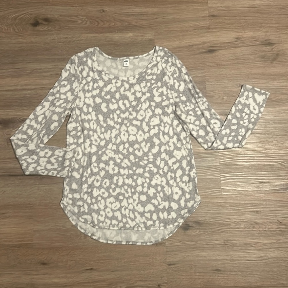 Old Navy Women’s Medium Gray Leopard Longsleeve Shirt